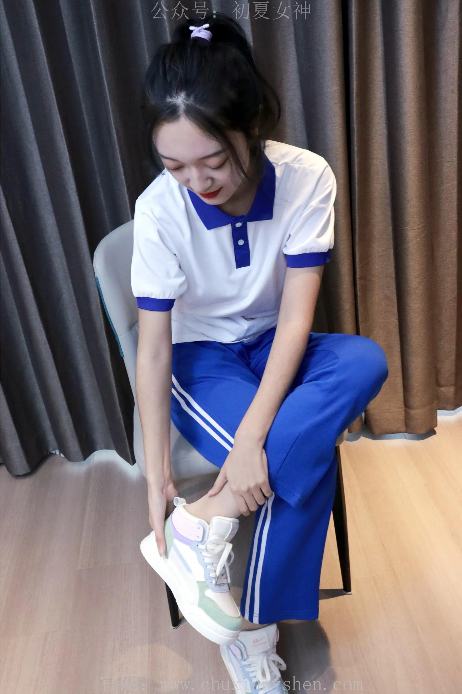 初夏女神 NO.001 依依校服搭配37码运动鞋拍摄 [126P]插图1